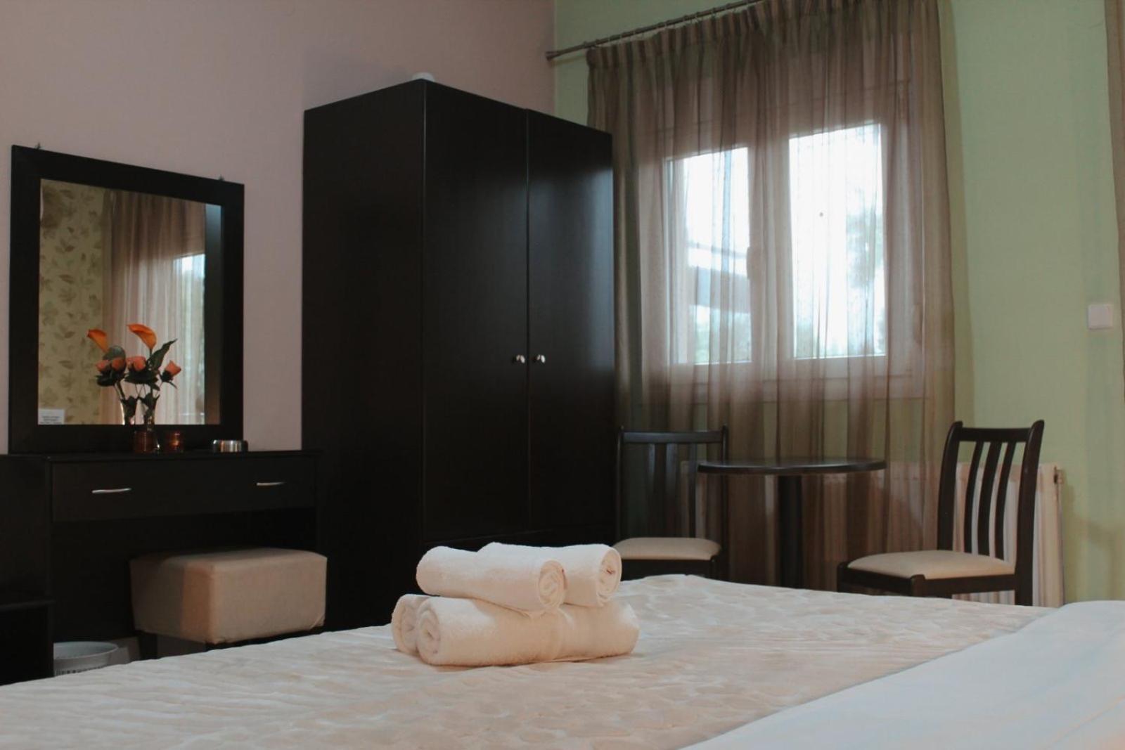 Enastron Hotel Káto Loutrákion Buitenkant foto